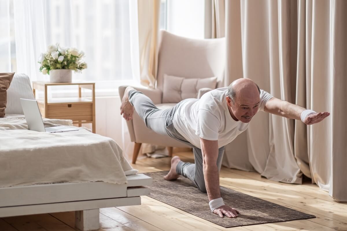 Ein älterer Mann macht Yoga
