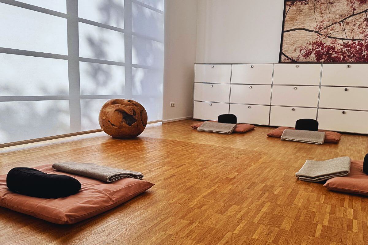 Frau in Shavasana auf Holzboden