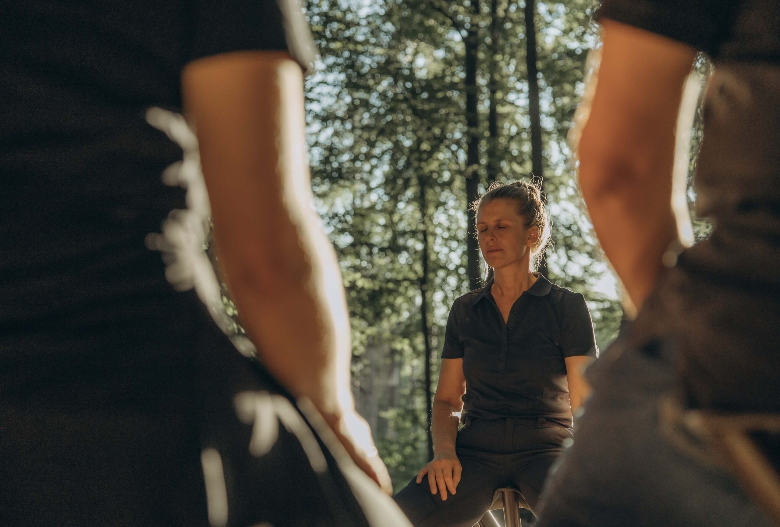 Kerstin Rubel bei der Wald-Meditation mit einer Gruppe von Teilnehmern